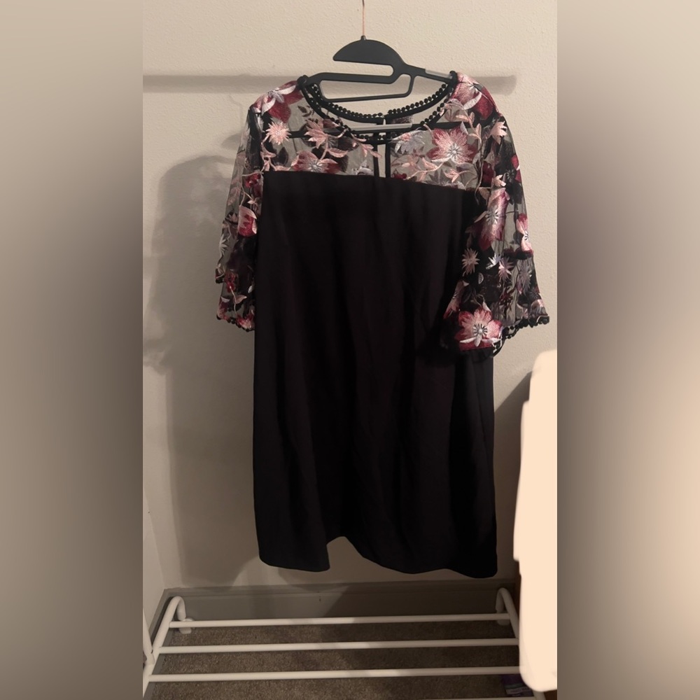 Flowy shift dress with embroidery